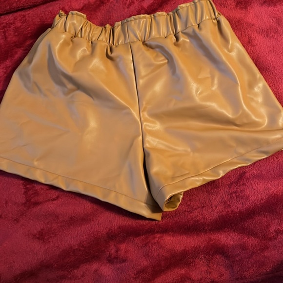 Dressy Faux Leather shorts - Picture 3 of 3